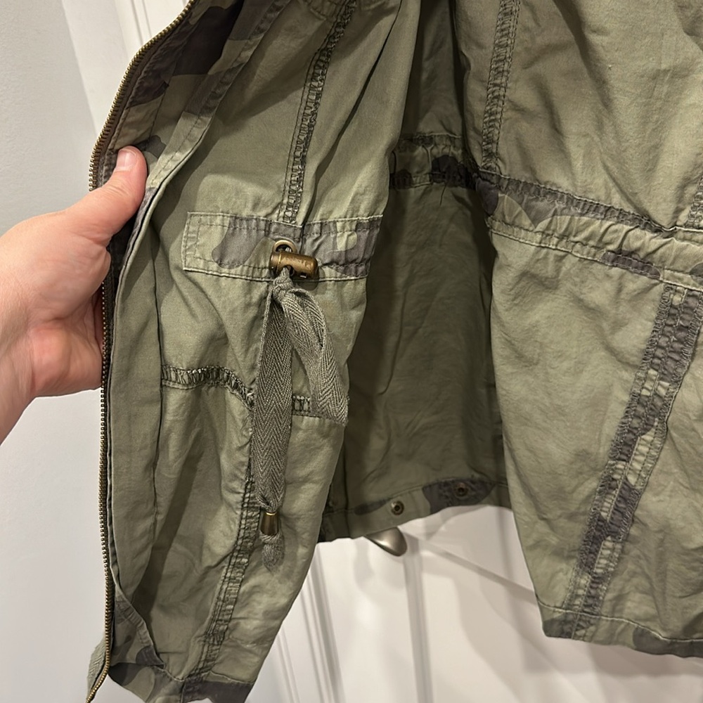 Zip Front Camo Jacket Size L - image 5